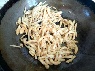 9、酱香鸡肉,把鸡肉翻炒至变白