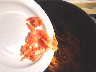 12、简单不放油的 鱼香肉丝,加入肉丝