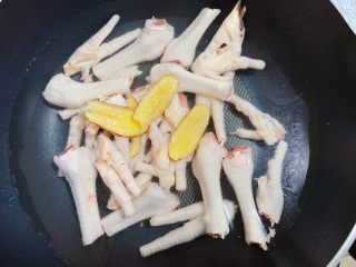 2、虎皮凤爪,将鸡爪洗净剁开,冷水下锅加入生姜片煮开