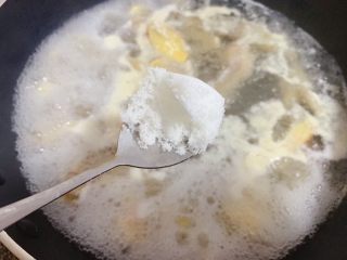 3、虎皮凤爪,再加入2勺白糖2勺白醋煮1至2分钟