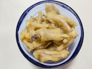 4、虎皮凤爪,再捞出控去水分,刷上用白醋兑的蜂蜜混全液后晾干(必须晾干,不然炸的时候溅油哦)