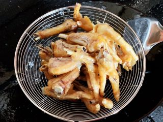 6、虎皮凤爪,炸至鸡爪金黄,完全脱水状态后捞出控油备用