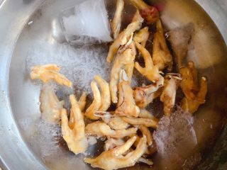 7、虎皮凤爪,用冰水浸泡至完全泡发,个人觉得至少需要约8小时以上,泡好的鸡爪沥干水分