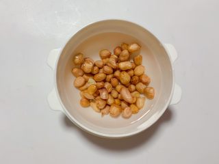 8、虎皮凤爪,并将适量花生米提前加水浸泡