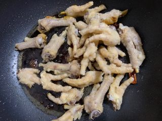 11、虎皮凤爪,加入浸泡后的花生米和鸡爪