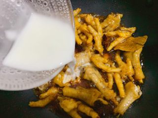 12、虎皮凤爪,玉米淀粉加适量清水调匀后淋入,使酱汁都能裹上鸡爪和花生米