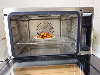 13、虎皮凤爪,然后装盘送入美的S4—L281E蒸烤箱中,并往蒸烤箱中注入适量的纯净水,没有蒸烤箱的也可直接用蒸锅蒸煮