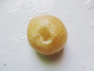 3、面筋塞肉,用筷子在油面筋上戳一个小孔,然后轻轻将内部搅空