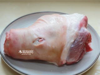 1、冰糖肘子,肘子处理干净,洗净备用。