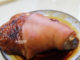 3、冰糖肘子,捞出后,沥去水份,趁热在上面抹上老抽,晾5分钟。