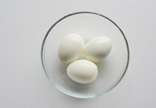 2、【金枪鱼魔鬼蛋】,鸡蛋捞出室温凉到不烫手或用凉白开或矿泉水浸泡降温，然后小心去壳；