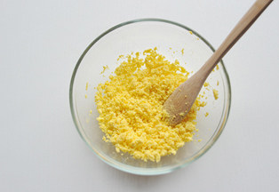 4、【金枪鱼魔鬼蛋】,小心的取出蛋黄放入料理碗中细细压碎，蛋白要保持完整待用；