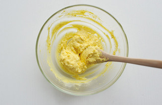 5、【金枪鱼魔鬼蛋】,压碎的蛋黄加入盐、沙拉酱、一点点黑胡椒粉和一点青芥膏充分搅匀；