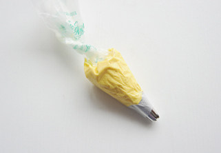 6、【金枪鱼魔鬼蛋】,将拌好的蛋黄装入裱花袋里，裱花袋内要提前放入裱花嘴；