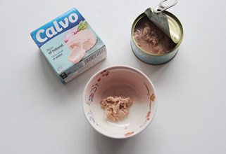 8、【金枪鱼魔鬼蛋】,西班牙凯芙金枪鱼肉捞出，并将大块的鱼肉撕碎；