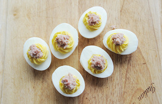 9、【金枪鱼魔鬼蛋】,将西班牙凯芙金枪鱼肉放在蛋黄上；