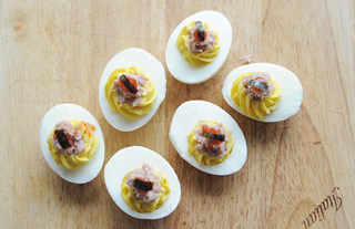 10、【金枪鱼魔鬼蛋】,在西班牙凯芙金枪鱼顶面挤上一点番茄酱，摆上海苔片，再插上香草装饰即可。