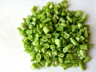 2、酱香肉沫四季豆,把四季豆切成丁