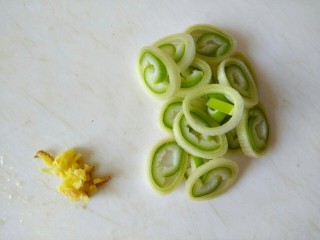 3、酱香肉沫四季豆,葱切圈，姜切沫