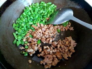11、酱香肉沫四季豆,把肉沫翻炒至变白