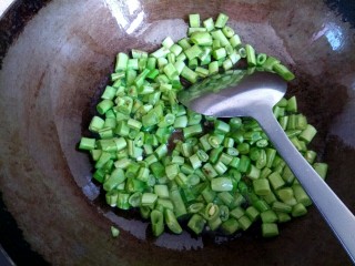 9、酱香肉沫四季豆,锅中放入适量植物油，放入四季豆翻炒