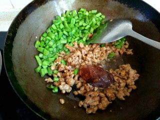 12、酱香肉沫四季豆,在肉沫上加入一勺海天黄豆酱
