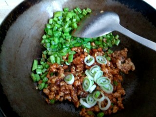 14、酱香肉沫四季豆,加入葱姜