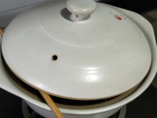 13、山药排骨汤,煲汤时，如果汤比较多时，可以用根筷子，这样可以防上溢锅