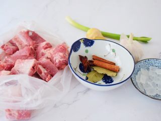 1、红烧排骨,准备好材料