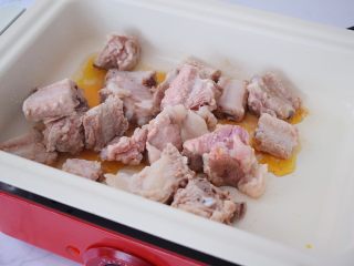 4、红烧排骨,放入排骨翻炒至上糖色