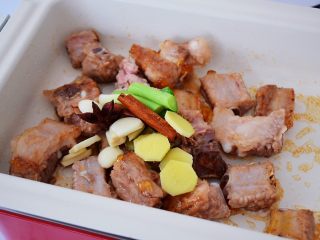 5、红烧排骨,加入葱姜蒜、八角、桂皮、香叶翻炒出香味