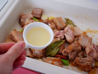 6、红烧排骨,加入料酒