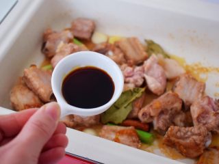 7、红烧排骨,加入生抽