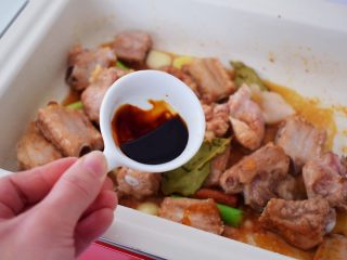 8、红烧排骨,加入老抽