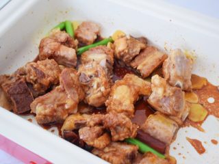 9、红烧排骨,翻炒至上色