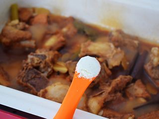 12、红烧排骨,炖煮至汤汁浓稠排骨软烂时加入鸡精