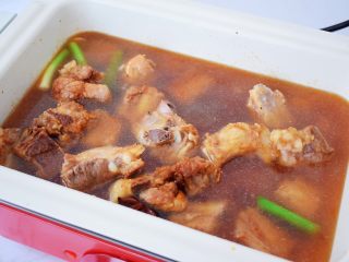 10、红烧排骨,加入适量的开水，没过食材即可