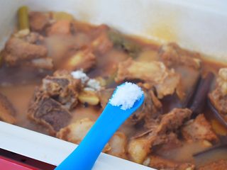 13、红烧排骨,再根据个人口味加入盐