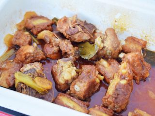14、红烧排骨,再转大火收汁即可