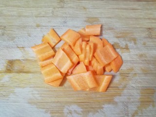 2、西兰花炒虾仁, 胡萝卜洗干净切成片。