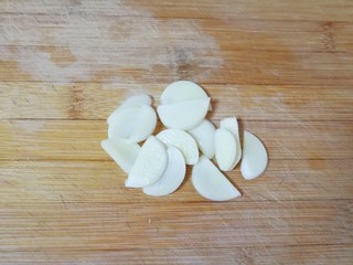 3、西兰花炒虾仁,蒜瓣切成片。