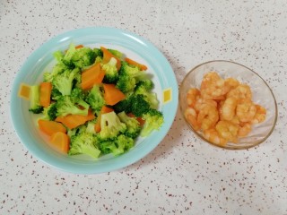 9、西兰花炒虾仁,一切准备就绪。