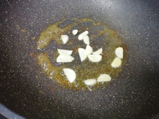 10、西兰花炒虾仁,锅底留余油，下入蒜片炒香。