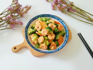 15、西兰花炒虾仁,装盘。