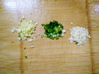 2、香芋蒸排骨,姜葱蒜去皮，洗净，切碎