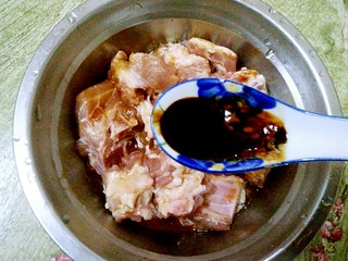 7、香芋蒸排骨,放入1/2汤匙老抽