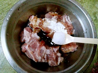 9、香芋蒸排骨,放入2克盐