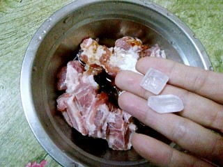 10、香芋蒸排骨,放入2粒冰糖