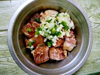 11、香芋蒸排骨,放入姜葱蒜末