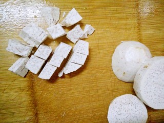 13、香芋蒸排骨,香芋去皮，洗净，切成小块